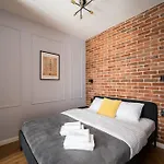 Metro Swietokrzyska Loft شقة *