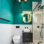 Metro Swietokrzyska Loft شقة
