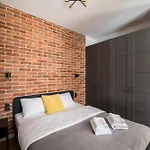 Metro Swietokrzyska Loft شقة *
